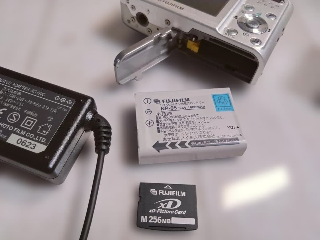 動作OK FUJIFILM FINEPIX F30 コンパクトデジタルカメラ - メルカリ