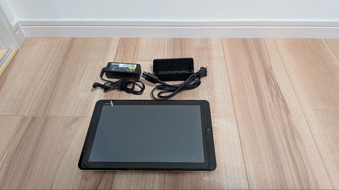 Arrows Tab F‐05E　シルバー 充電器付き 楽天市場】ARROWS Tab F－05E（AC式充電器｜バッテリー・充電器