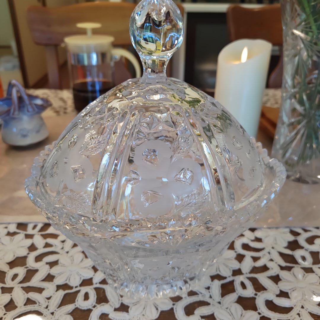 共箱入り「古伊万里錦手花蝶文様丸形四段小重鉢」と「切子ワイングラス