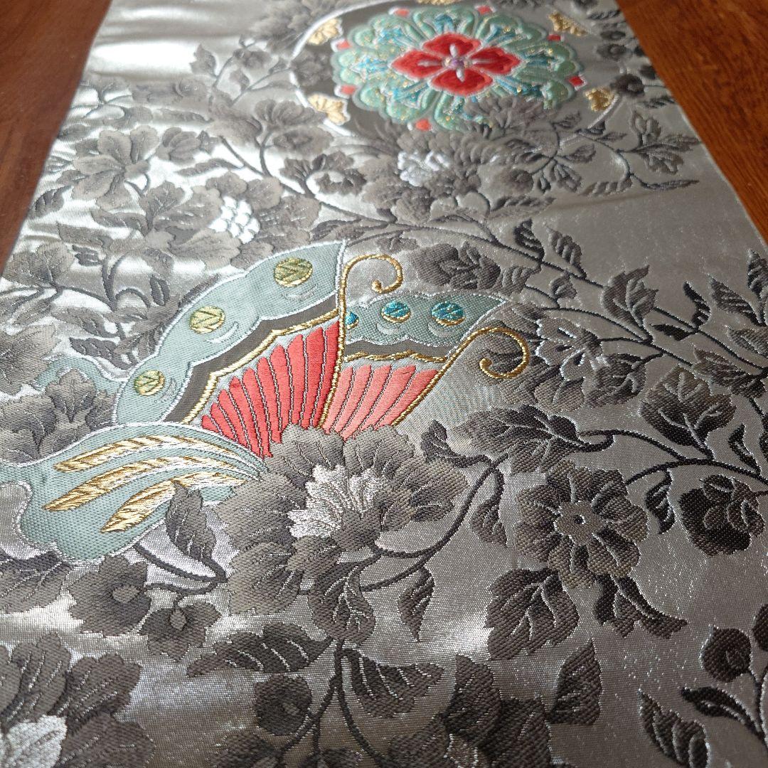 花と蝶の刺繍タッセル付きテーブルセンター200cm シルバー(正絹袋帯