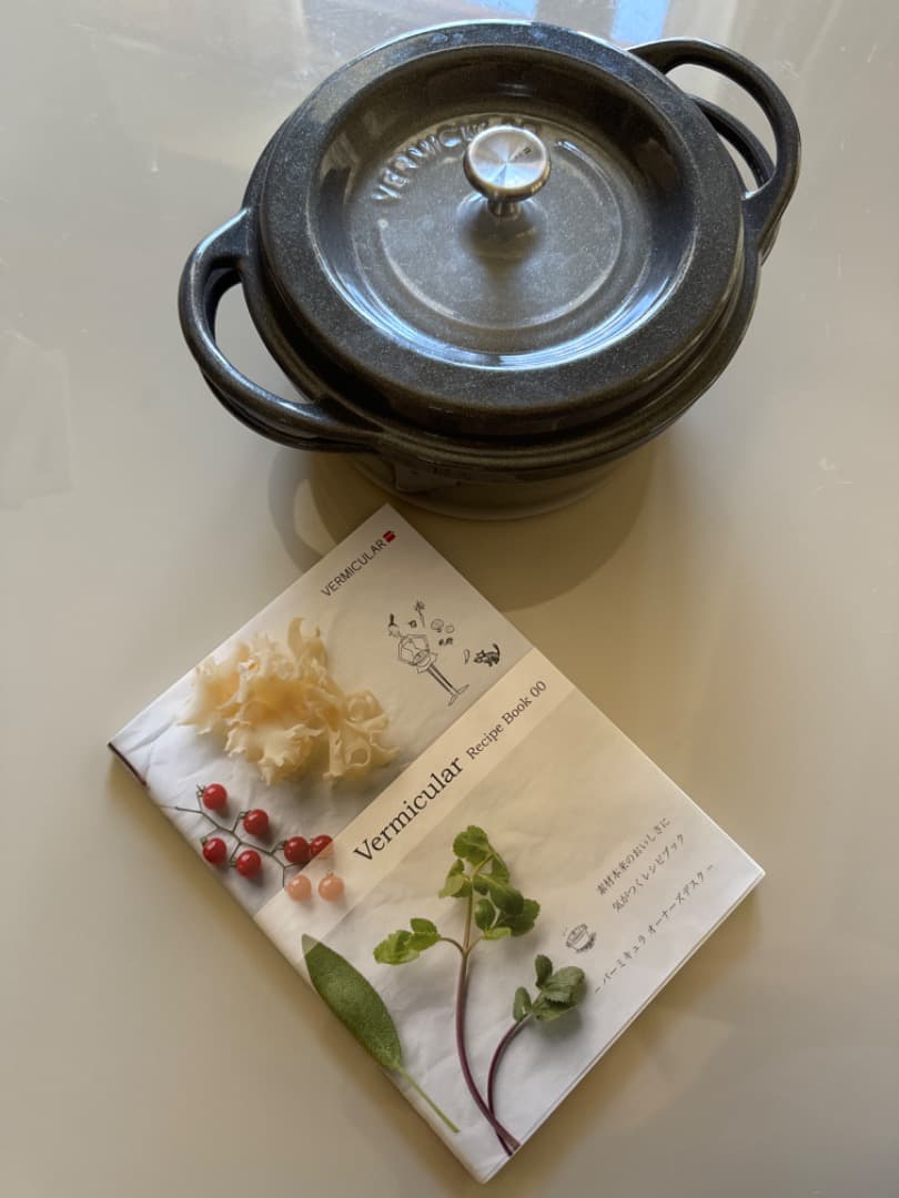 バーミキュラ オーブンポットラウンドVermicularパールグレー レシピ本付 Amazon｜バーミキュラ 鋳物ホーロー鍋 22cm パールグレー 無水調理