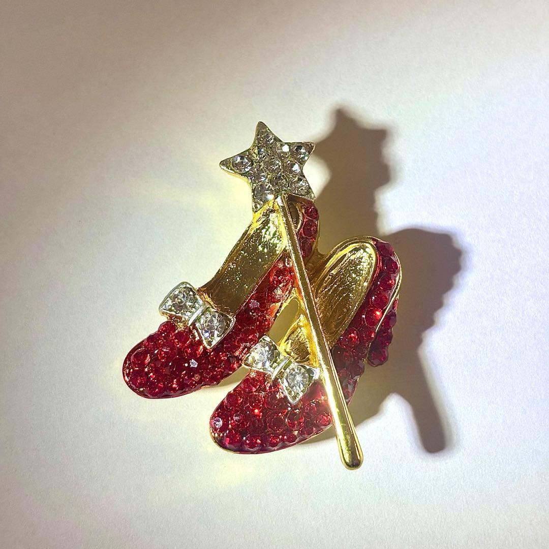オズの魔法使い ドロシーのルビーの靴のブローチ - メルカリ