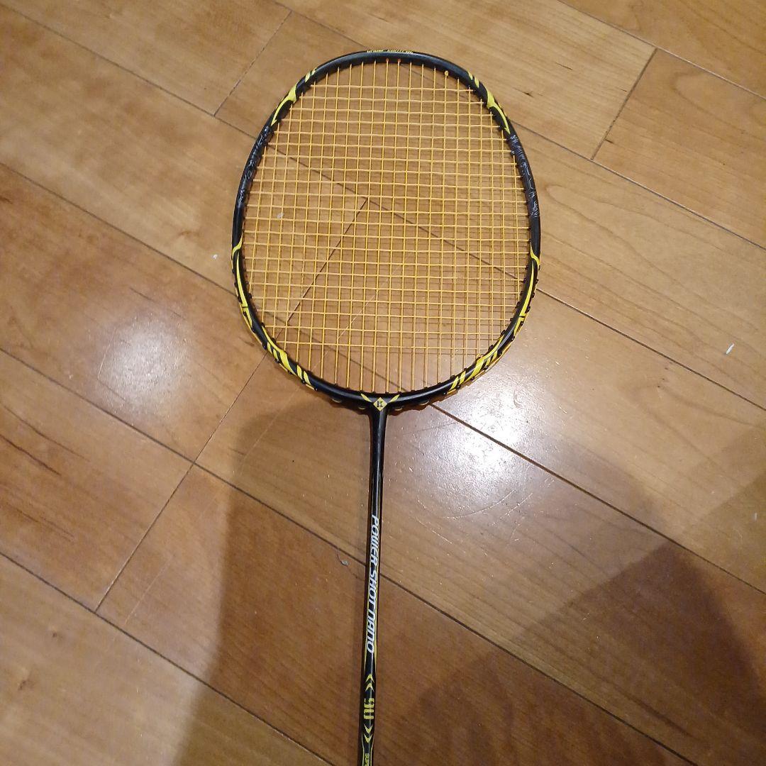 バドミントンラケット 黒と黄色 カーボンファイバー - メルカリ
