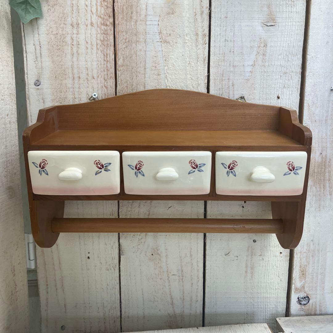 マニー ローズアンポショワール 木製壁掛け収納ラック陶器引き出しとタオルバーつき az-jw-224.jpg