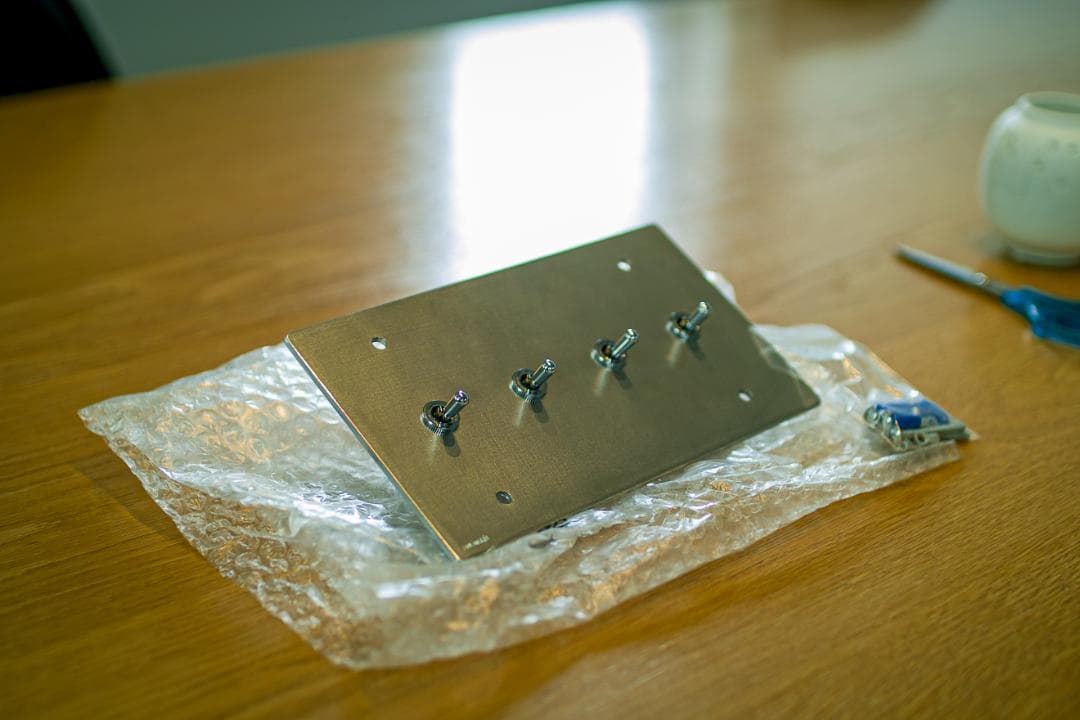 ラスト1個です。新品未使用　ZOLBONNEトグルスイッチ トグルスイッチプレート アルミダイカスト 2連/2口 | 住宅照明用