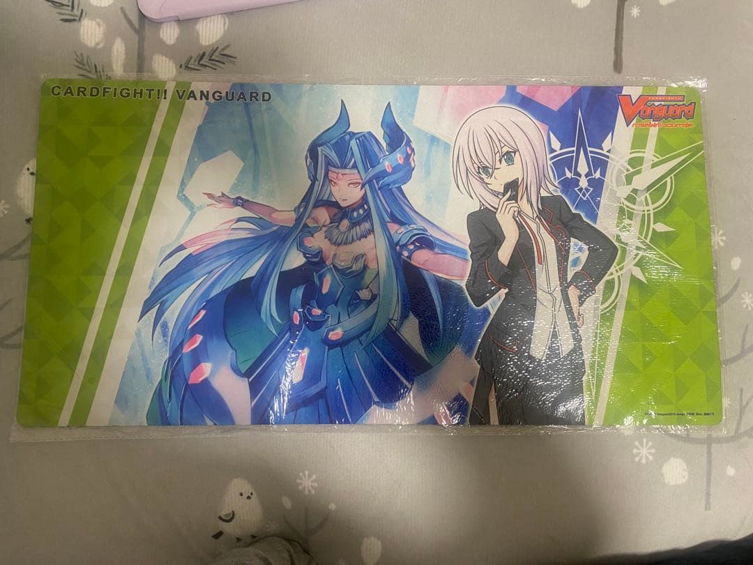 ヴァンガード　海外限定ラバープレイマットヘキサゴナル・メイガス＆戸倉ミサキ タイ版ラバーマット『ヘキサゴナル・メイガス＆戸倉ミサキ』 | すべて