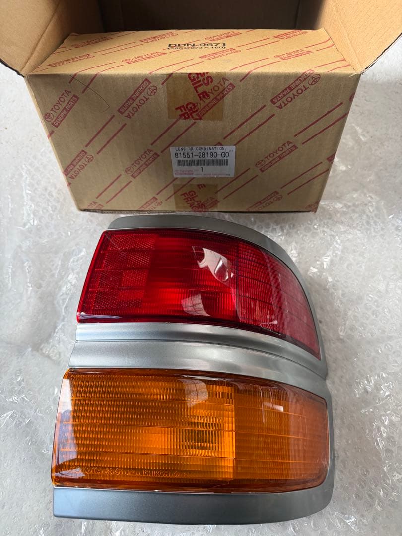 ライトエース、右テールランプ(廃盤商品） 新品!ライトエース/タウンエース CM20/YM21 純正 右テールランプ