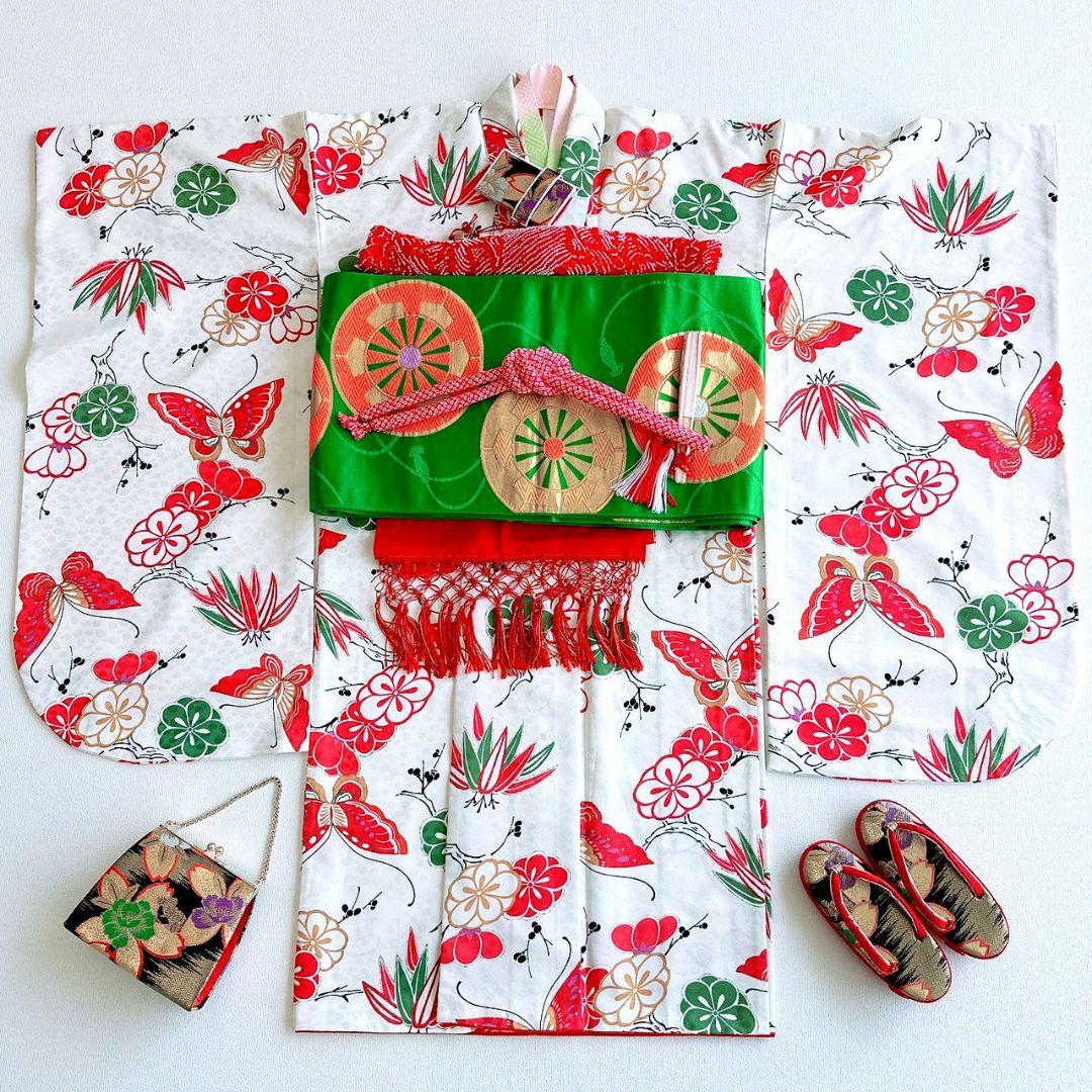 フルセット　七五三　７歳女の子　白系　蝶梅竹　レトロ　緑袋帯　簡単半衿　7075 七五三 7歳 四つ身着物フルセット「薄白緑 道長取りにねじ花」女の子 7