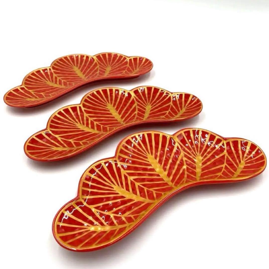 新品】【大人気】有田焼 幸楽窯 錦赤金松葉型前菜皿3枚セット 縁起物