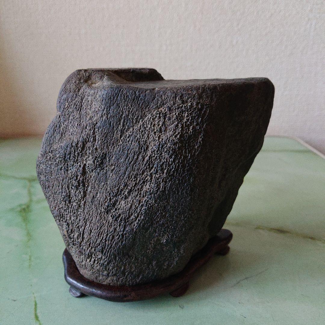 瀬田川石 1.3㎏ 水石 天然石 鑑賞石 プロ台座付き - メルカリ