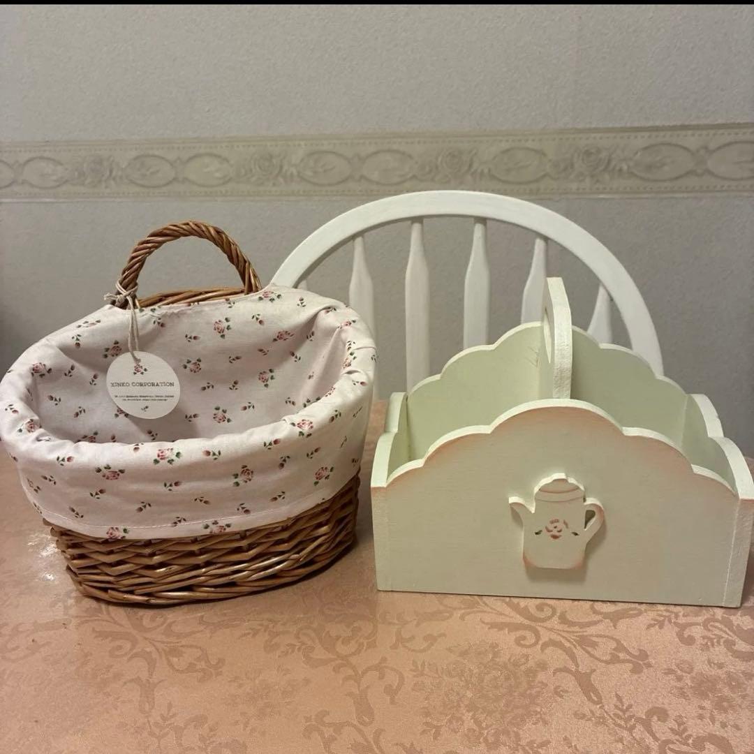 マニーローズ布カバー付き籐バスケット・ティーポット型木製ラック 2点