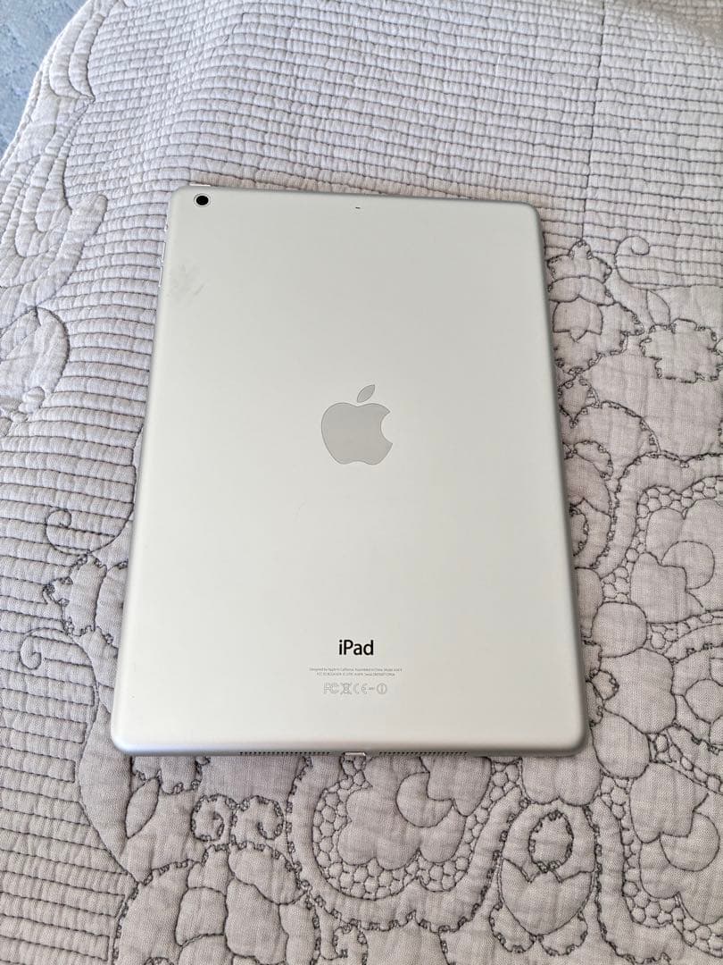 Apple iPad 9.7インチ シルバー 本体 Apple iPad 9.7インチ Wi-Fiモデル 32GB MR7G2J/A [シルバー] 価格比較