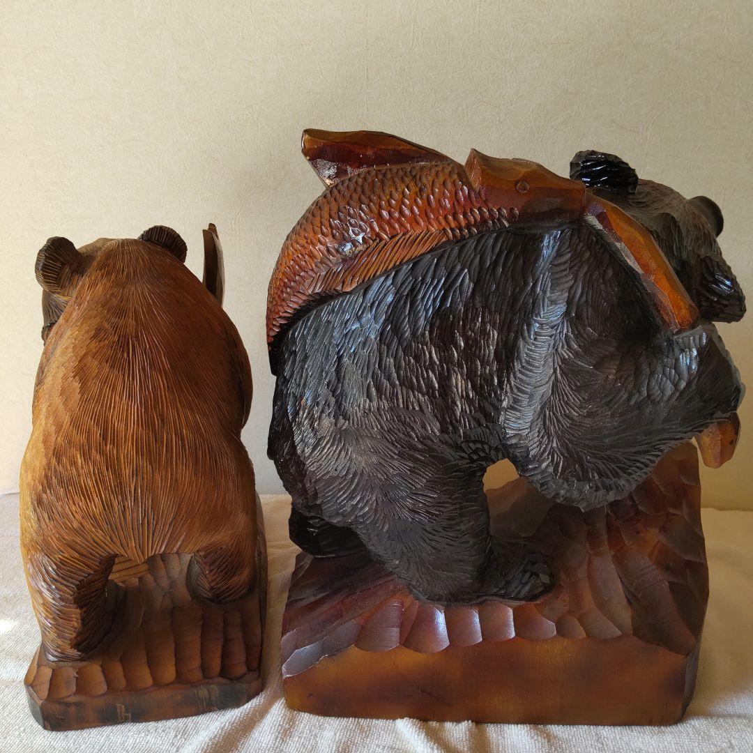 熊 木彫り2頭 鮭背負いと鮭掴み 変わり種 - メルカリ