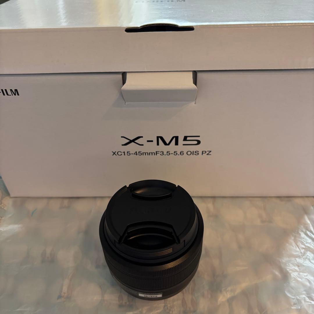 FUJIFILM X-M5 15-45mm ズームレンズ Fujifilm X-M5 Mirrorless Camera with 15-45mm Lens (Silver)