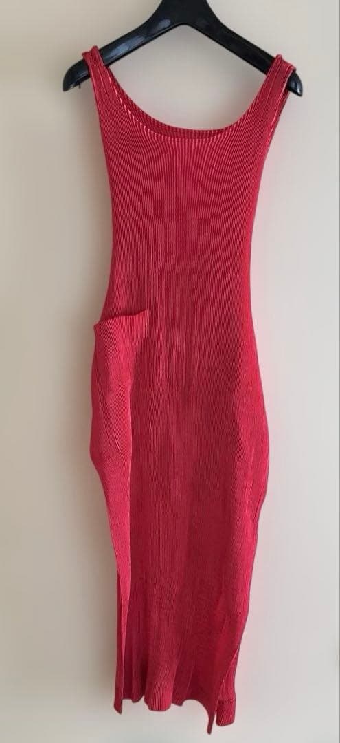 ISSEY. MIYAKEプリーツプリーツエプロン赤 アイテムのご紹介「POWAN」 – isseymiyake.com