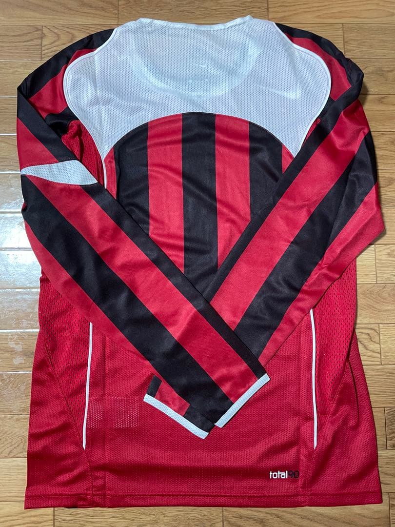 Nike total90 赤黒 ストライプ 長袖シャツ - メルカリ