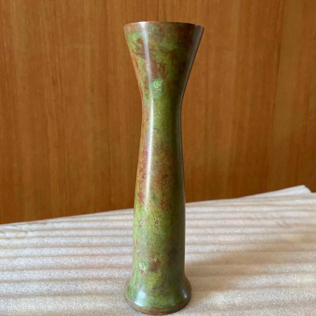 金属工芸家（鋳金家）の長谷川恵久氏による青銅製（ブロンズ）の花瓶