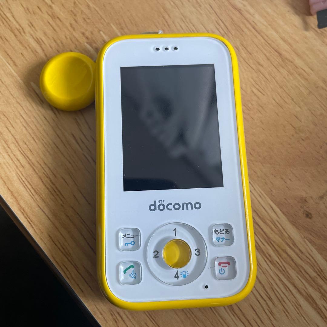 NTT docomo イエロー 携帯電話本体 - メルカリ