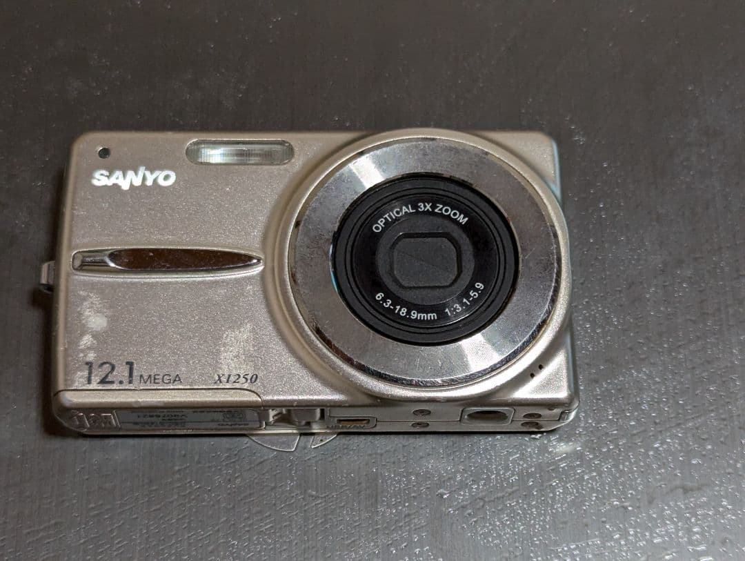 SANYO コンパクトデジタルカメラ ジャンクる - メルカリ