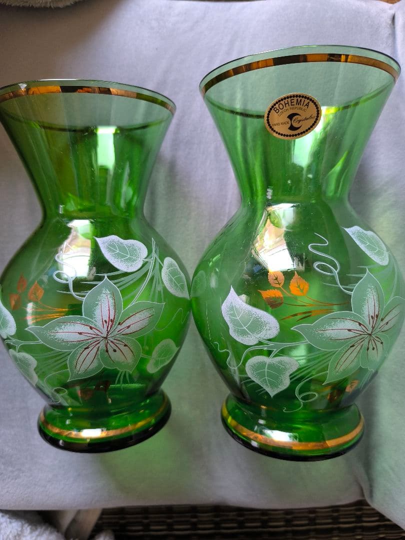 ボヘミア 緑色ガラス花瓶 2個セット - メルカリ