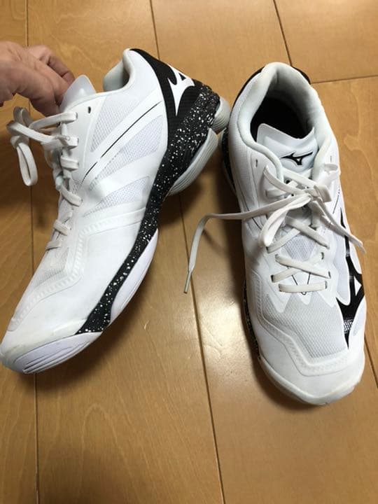 ミズノ バレーボールシューズ 26.5ウエーブライトニングZ6白×黒スパイク 動き出し一歩目の加速をサポートするバレーボールシューズ「ウエーブ