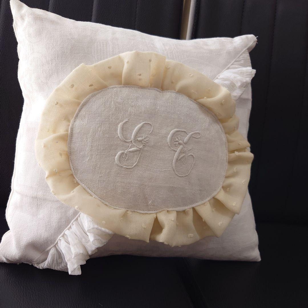 フランスアンティーク/イニシャル刺繍/チュールフリル飾りクッション