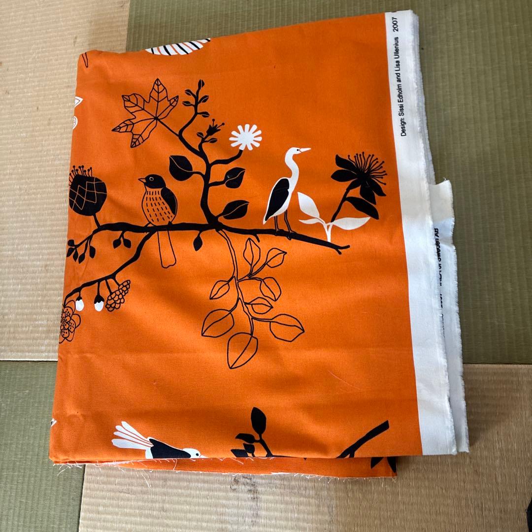 オレンジ 鳥と植物のプリント生地 - メルカリ