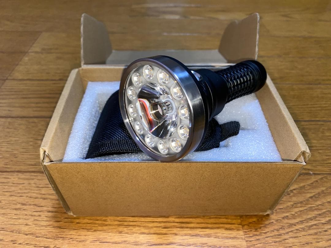 デュアルチャンネルフラッシュライト Noctigon DM1.12 Noctigon DM1.12 Throw + Flood 21700 & 26800 LED Flashlight