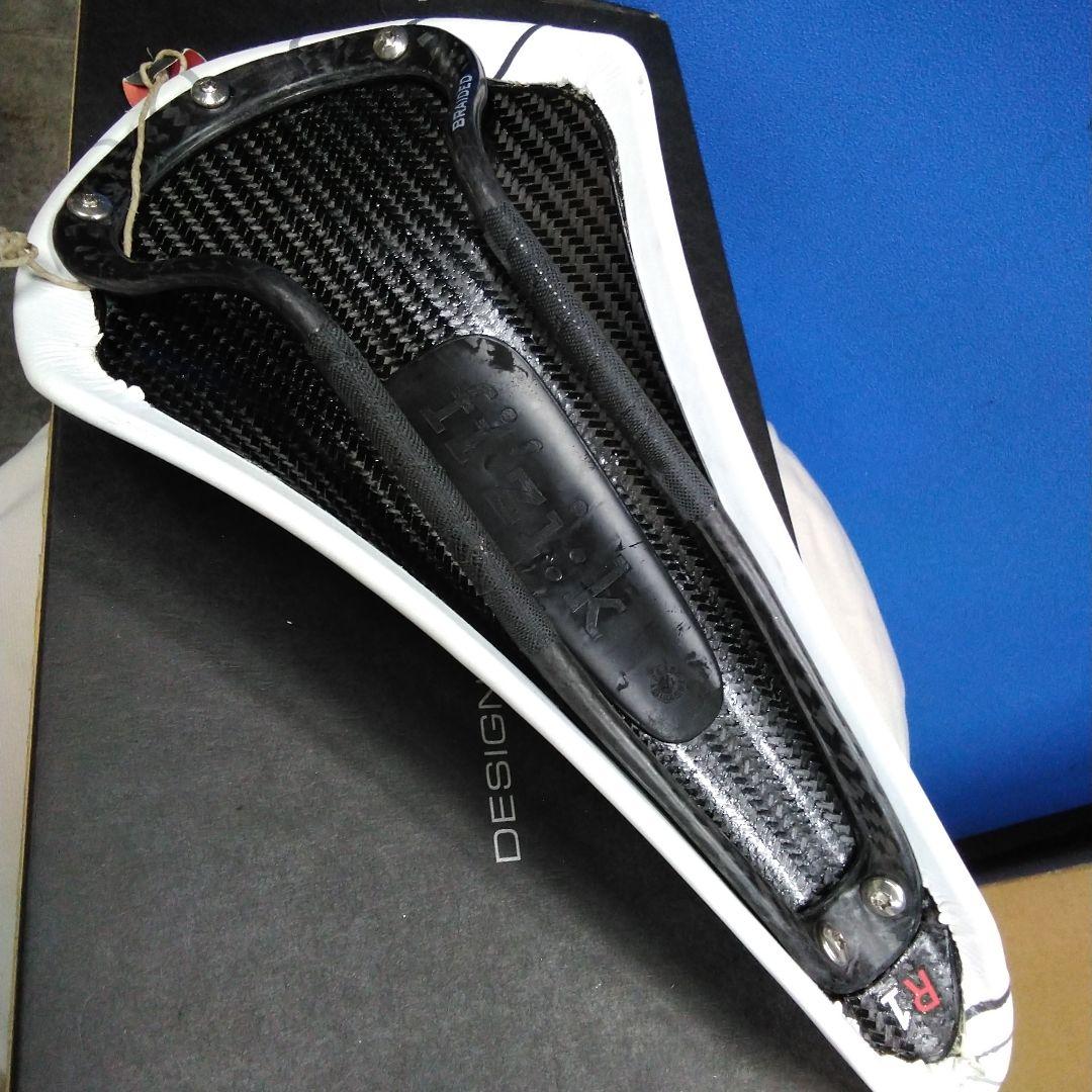 新品未使用 fi'zi:k Volta R1 カーボン サドル192g ホワイト - メルカリ