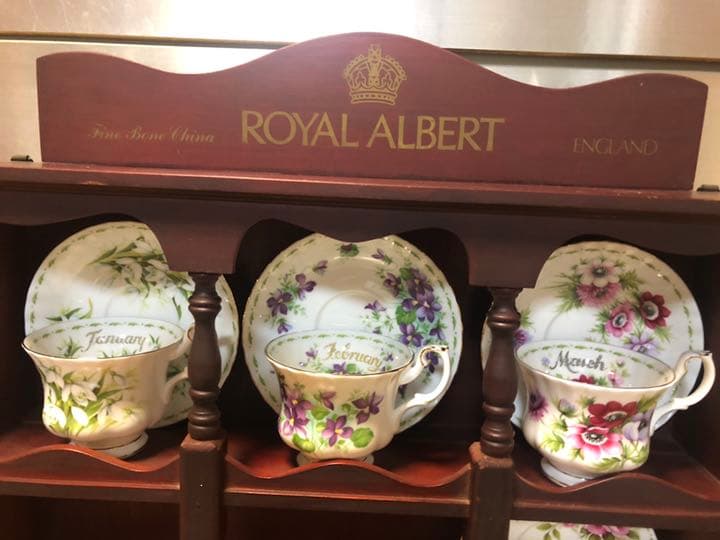 ロイヤルアルバート フラワー オブ ザ マンス 飾り棚 カップボード