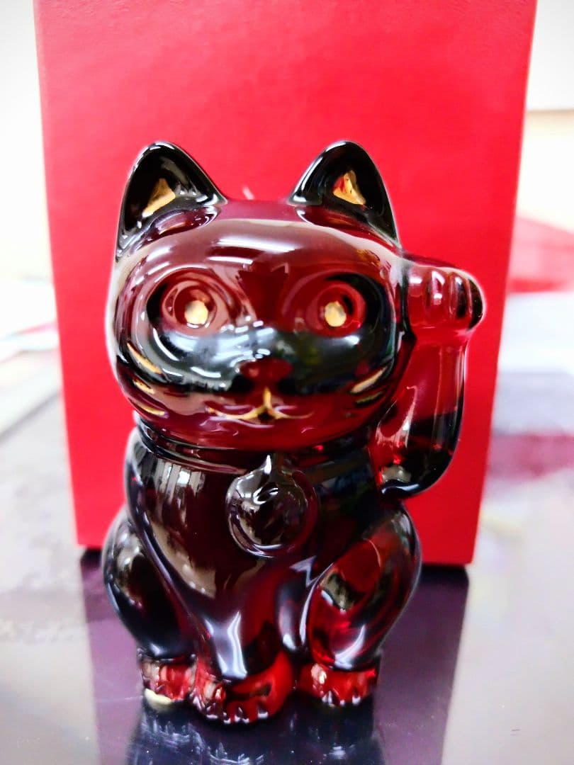 バカラ招き猫　赤（ミニ水晶招き猫付き Baccarat バカラ まねき猫 レッド＆クリア Sサイズ・紅白座布団付き 名