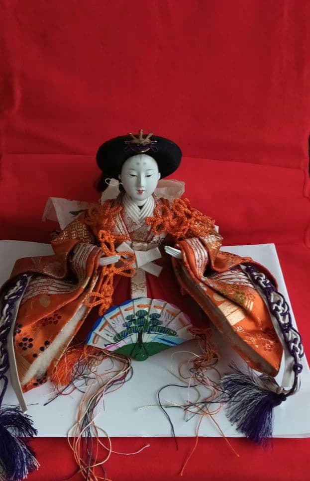 高級工芸品 伝統的な雛人形 紫と金 和装 2 体セット