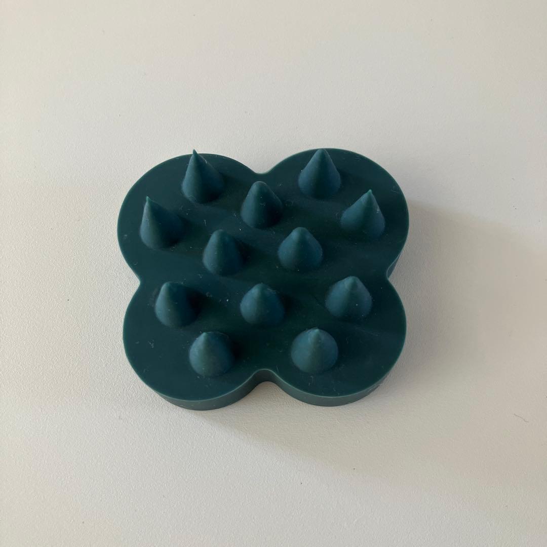 uka スカルプブラシ ダークグリーン - メルカリ