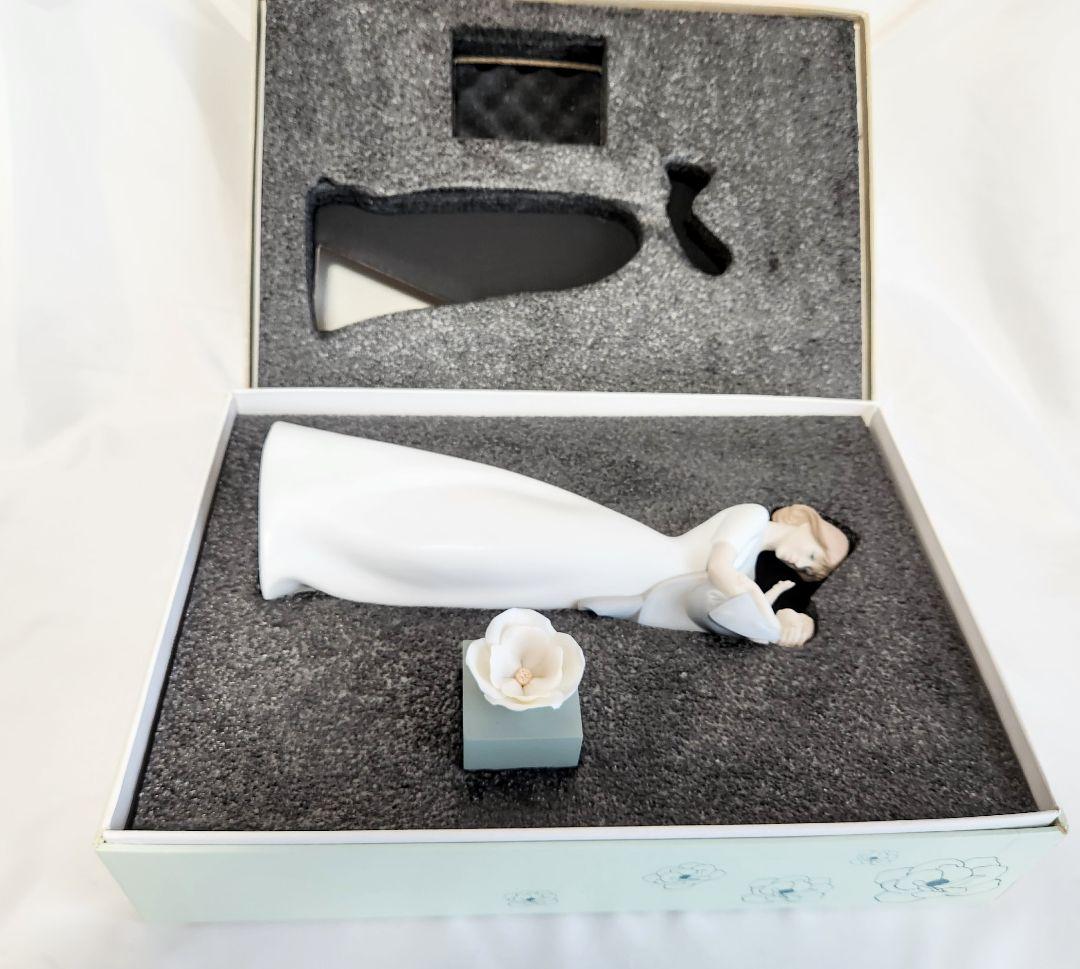 リヤドロ【専用箱付・美品】フィギュリン《かけがえのない宝物》No.8294　置物