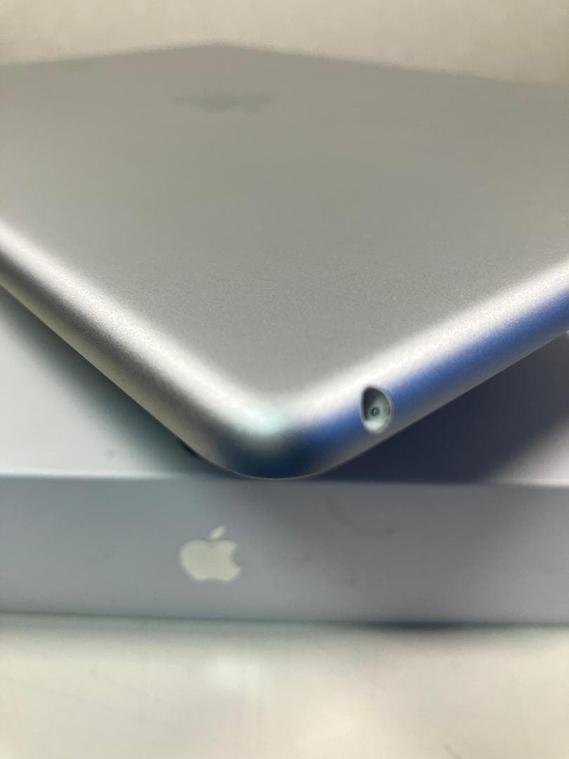 iPad 第8世代 32GB シルバー Wi-Fiモデル カバーガラス付 - メルカリ