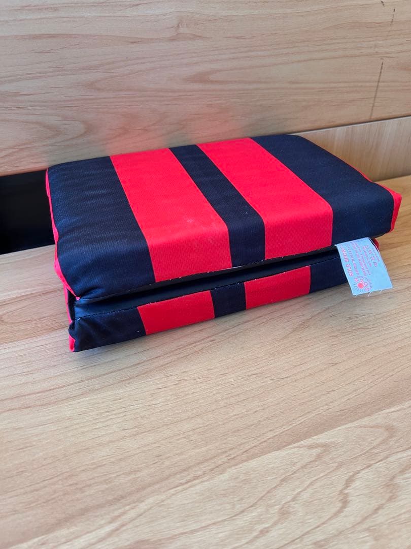 【OFFICIAL】ACミラン 応援クッションスタジアムシート赤黒 OFFICIAL】ACミラン 応援クッションスタジアムシート赤黒