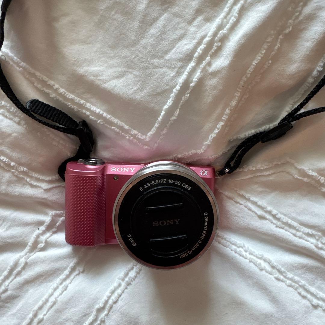 Sony α5000 ピンク 16-50mmレンズ付き s-l400.jpg