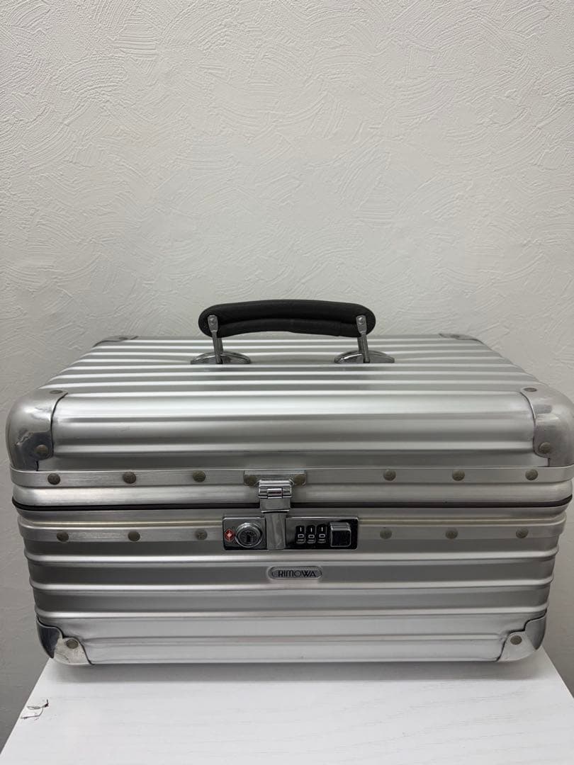 RIMOWA リモワ ビューティケース アルミ製 シルバーTSAロック付き ドイ スーツケース 33L CLASSIC FLIGHT（クラシックフライト） シルバー