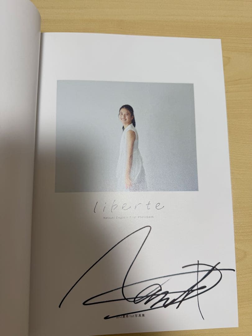 出口夏希 初写真集 liberte 直筆サイン入り - メルカリ