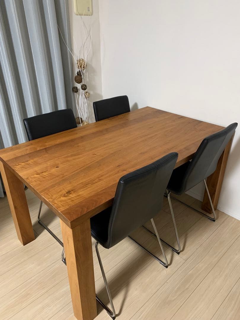引き取り限定 IKEA木製ダイニングテーブルと黒い椅子4脚セット