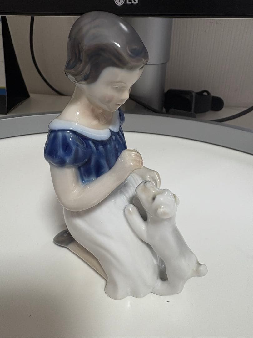 Royal Copenhagen ロイヤルコペンハーゲン 少女と犬 フィギュリン