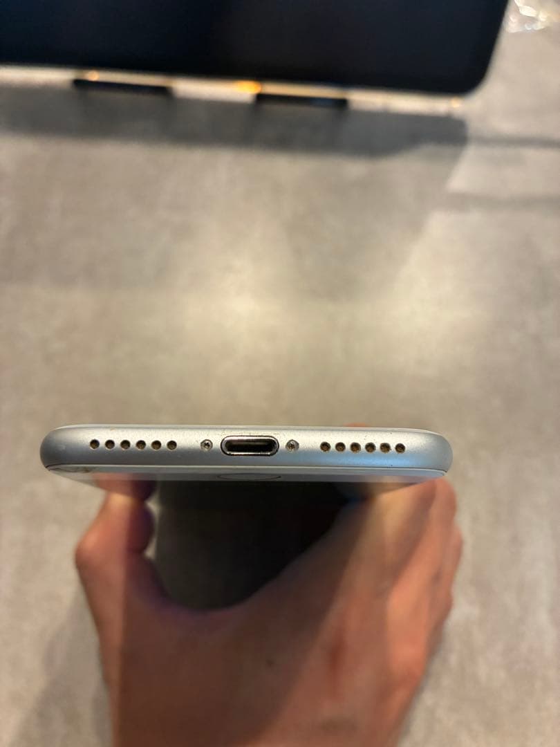 iPhone8 シルバー 本体 SIMフリー 画面割れあり - メルカリ