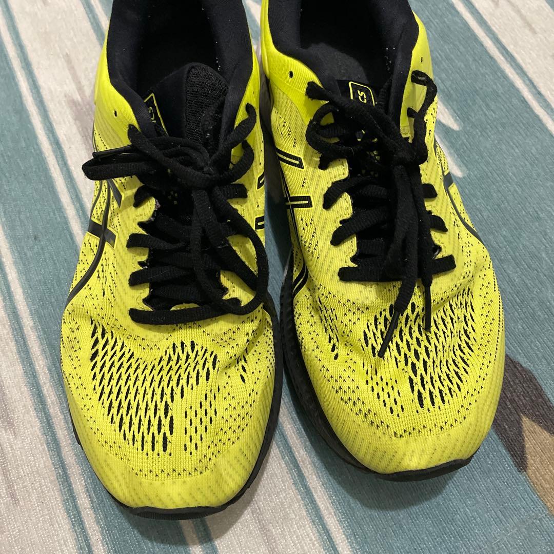 asics ランニングシューズ イエロー - メルカリ