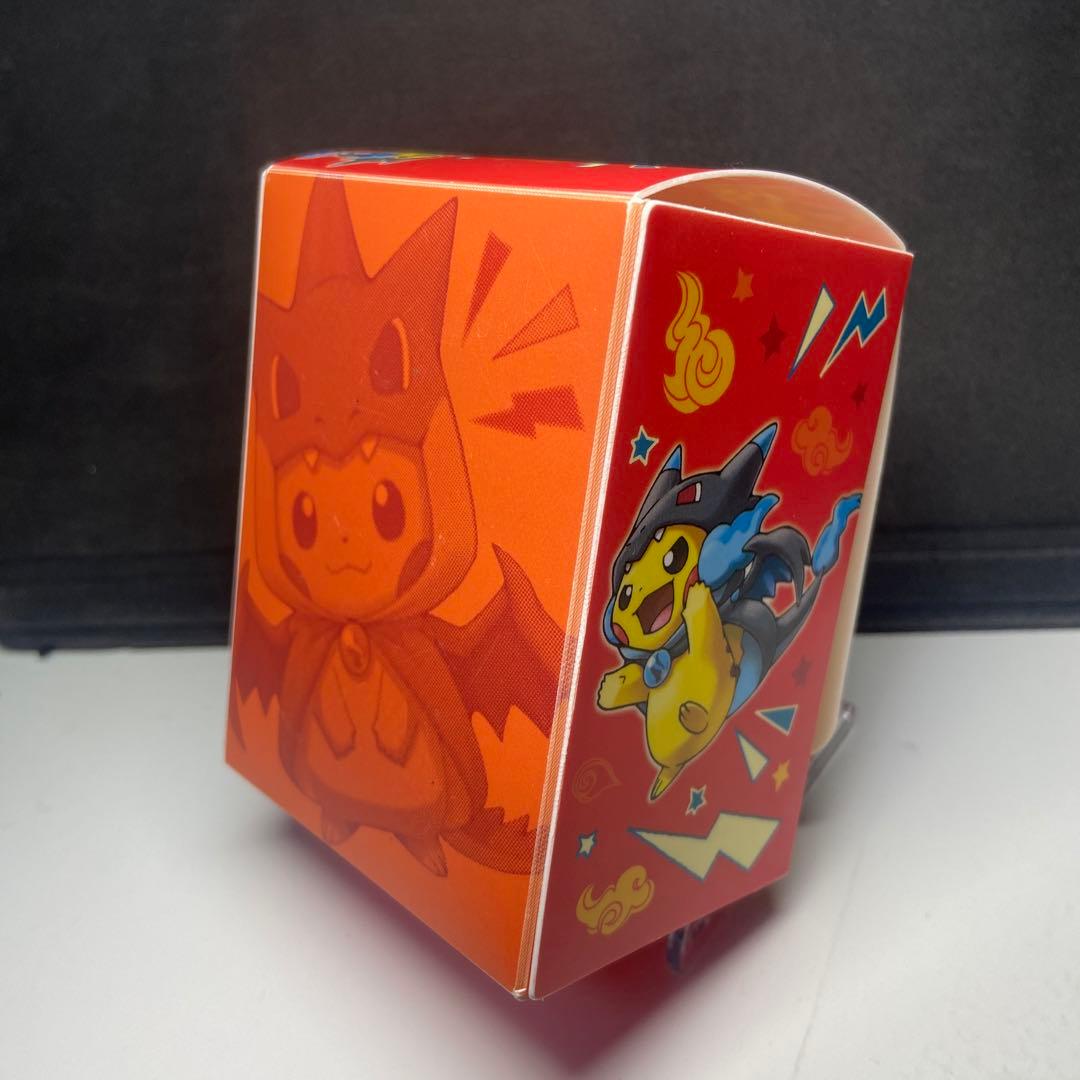 デッキケース メガリザードンYのポンチョを着たピカチュウ - メルカリ