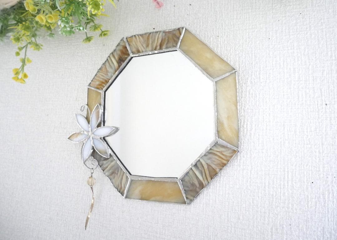 ✴︎:.。.ベージュの八角形鏡♪ （size20/max22）ステンドグラス