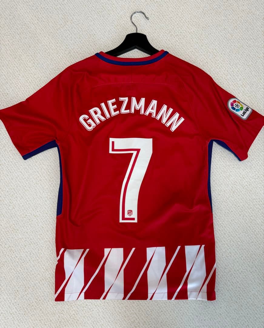 17-18アトレティコマドリードユニフォーム:グリーズマン - メルカリ