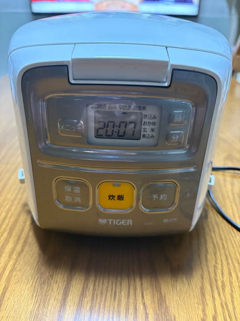 TIGER 炊飯器 デジタル表示 ホワイト - メルカリ