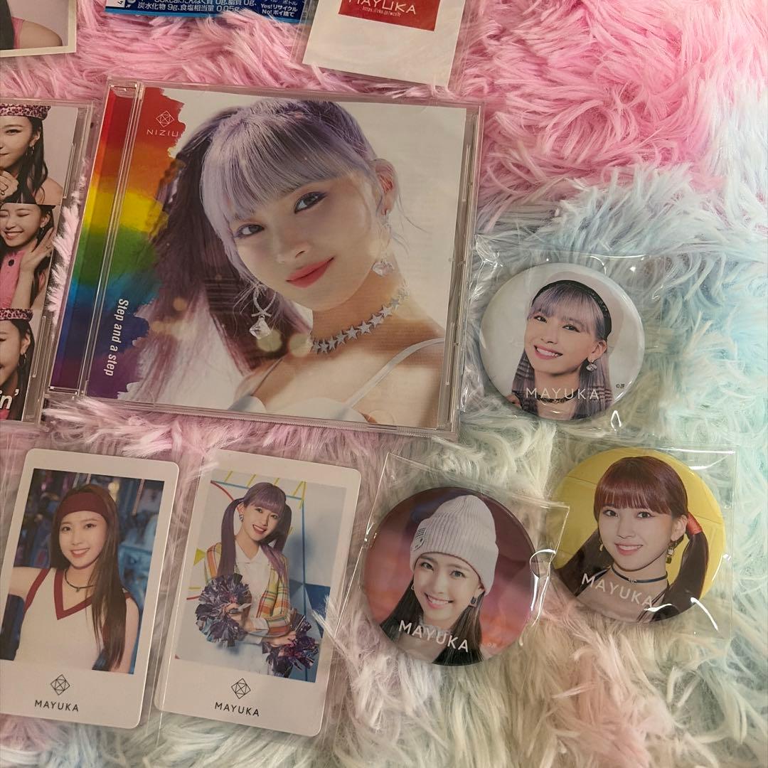 NiziU マユカまとめ売り トレカ•キーホルダー•缶バッチ•CD - メルカリ