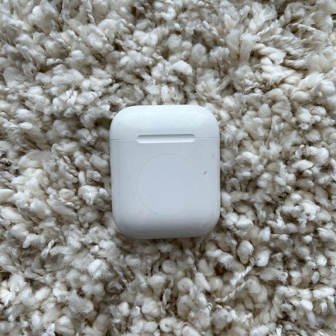 AirPods本体 ホワイト 充電ケース付き - メルカリ