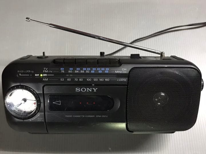 現在では珍しいカセット付きアナログラジカセ‼️ 令和に「ステレオラジカセ」ってかなりクールじゃん📻 レトロだけど